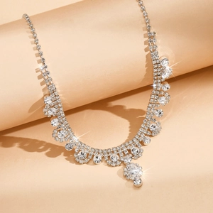 Parure élégante collier et boucles d'oreilles fleuris en strass argentés pour femmes