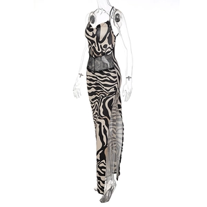 Détail de robe à imprimé tigre avec dentelle noire et fente latérale haute élégante