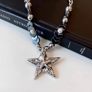 Collier Y2K punk avec pendentif étoile en argent vintage et fausses perles