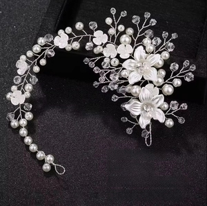 Detail view of pearl and acrylic flower hair comb with dimensions 26 x 7.5cm