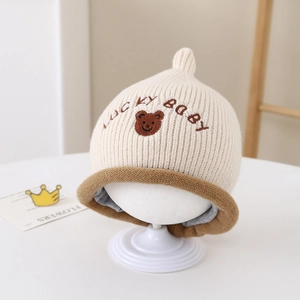 Détails de maille d'un bonnet bébé ours avec broderie Lucky Baby et doublure chaude