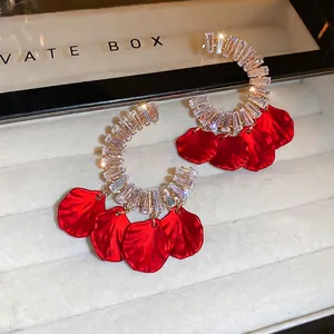 Boucles d'oreilles C en or avec zircons baguette et pétales en métal rouge style rétro