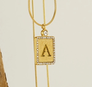 Détail du pendentif lettre A plaqué or 18k avec strass brillants et chaîne serpent