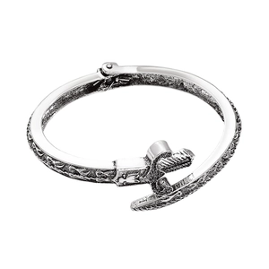 Makro-Detail eines gotischen Schwert-Armreifs mit Vintage-Gravuren in Antik-Silber