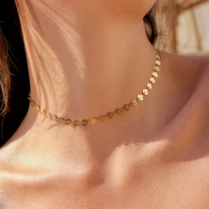Dettaglio di una catena in acciaio inossidabile placcato oro 18K a forma di ventaglio