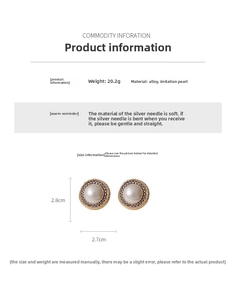 Détail de boucles d'oreilles perles vintage avec bordure chaîne dorée et tige en argent