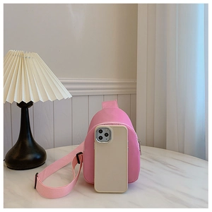 Sac de poitrine en nylon rose pour enfants comparé à un smartphone pour la taille