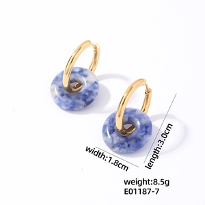 Détail des boucles d'oreilles en pierre bleue de 1,8x3,0 cm et pesant 8,5 grammes