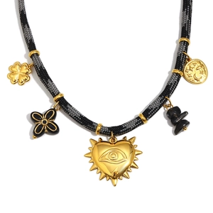 Collier corde plaqué or 18K avec pendentifs cœur, œil maléfique, trèfle et pièce