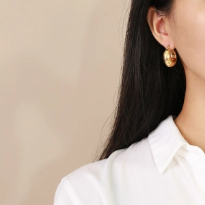 Polished 18K gold-plated stainless steel chunky hoop earrings for women, minimalist style