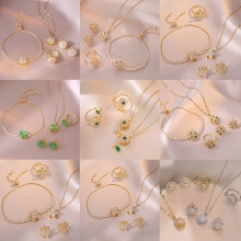 Detailansicht rotierender Sonnenblumen-Schmucksets mit Goldfinish und Zirkonia-Steinen