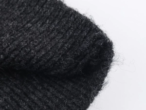 Makro-Detailaufnahme aus hochwertigem schwarzem Strickstoff mit weicher Faserstruktur
