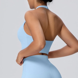 Dettaglio del top da yoga con scollo all'americana azzurro e vestibilità elasticizzata