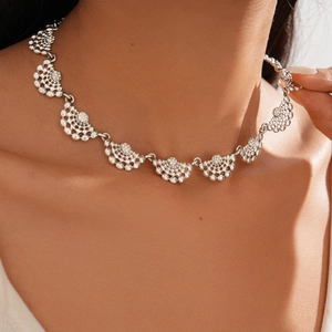 Gros plan détaillé du collier ras du cou argenté avec éventails en strass portés
