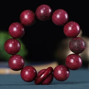 Gros plan sur un bracelet en bois de violette avec gravure de caractères traditionnels
