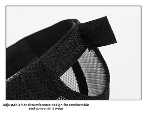 Detailansicht des verstellbaren Klettverschlusses an der schwarzen Mesh-Baseballkappe