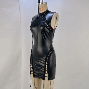 Dettaglio dell'abito in pelle PU nera con occhielli stringati e design senza maniche a collo alto