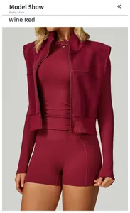 Détail de l'ensemble de sport bordeaux 3 pièces avec gilet polaire et leggings de sport