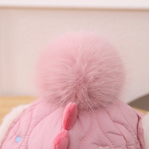 Detalle del gorro de invierno rosa acolchado para bebé con bordado de corazón y pompón suave