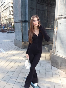 Set in maglia nera da donna con top slim con zip e pantaloni a zampa a vita alta
