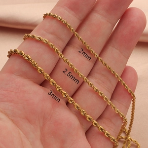 Tres cadenas de cuerda doradas de acero inoxidable de 2mm, 2,5mm y 3mm en tela rosa