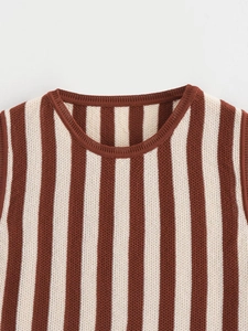 Dettaglio della maglia a righe girocollo che mostra la trama del tessuto a maglia