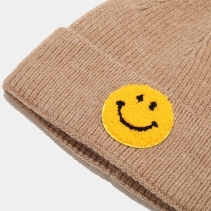 Bonnet en maille côtelée marron avec écusson smiley jaune en chenille pour l'hiver