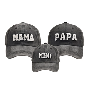 Dettaglio di cappellini da baseball grigio lavato con ricamo PAPA MAMA MINI