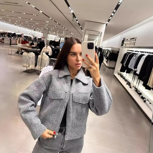 Veste courte grise en laine bouclée pour femme avec col à revers et poches