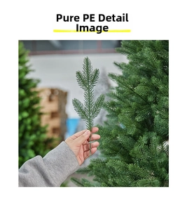 Dettaglio di rami di pino realistici realizzati in puro materiale PE per albero di Natale