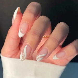Unghie a mandorla French con onde bianche glitterate e design a strisce minimalista