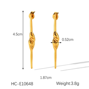 Golden twisted stainless steel drop earrings with size 4.5cm and weight 3.8g details