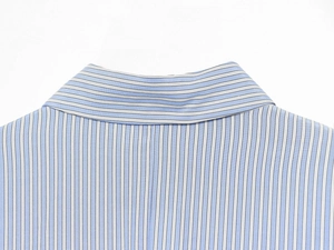 Dettaglio dell'abito a camicia a righe blu con focus su cuciture del colletto e trama tessuto