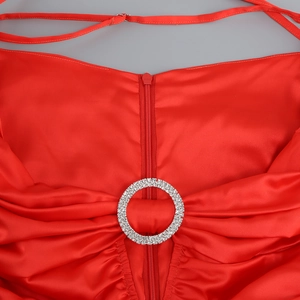 Detail von rotem Satinkleid mit Strass-Schnalle und verdecktem Reißverschluss hinten