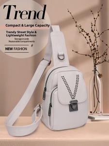 Détail du sac bandoulière blanc en cuir avec clous en V et fermeture métallique