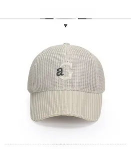 Détail de la casquette beige avec tissu en maille respirant et broderie aG