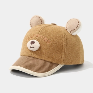 Détail d'oreilles d'ours et broderie Happy sur casquette en polaire kaki pour enfants