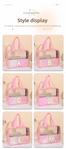 Dettaglio della trousse olografica in PVC rosa con lettere glitterate e cerniera