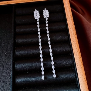 Boucles d'oreilles pendantes en plaqué or 18 carats avec zircons marquises en feuille