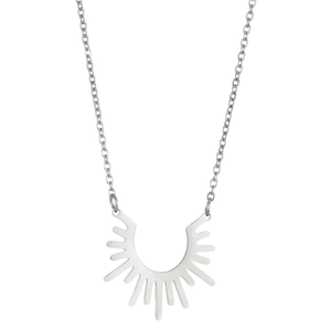 Gros plan d'un collier pendentif soleil argenté avec un design radial en métal vintage