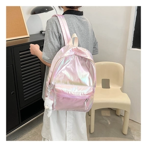 Rosafarbener holografischer Rucksack mit Bärenanhänger, getragen von einem Modell