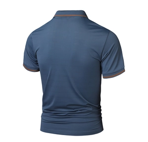 Vista posteriore di una polo da uomo blu-grigio in maglia traspirante con profili arancioni