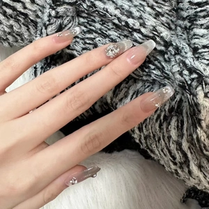 Glitzernde silberne Cat-Eye Kunstnägel mit Luxus-Strasssteinen und französischem Farbverlauf