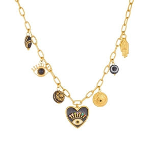 Collier doré avec pendentifs Main de Fatma et Œil de Protection sur fond blanc