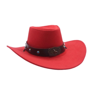 Détail d'un chapeau de cow-boy rouge avec bande en cuir marron et boucle étoile turquoise