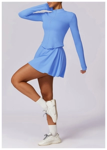 Détail de l'ensemble de sport bleu ciel avec veste à manches longues et jupe plissée