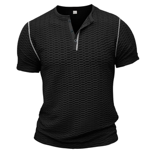 Gros plan sur la texture gaufrée noire et les détails du col Henley pour hommes