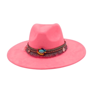 Dettaglio cappello fedora fucsia con fascia etnica di perline e pietra turchese