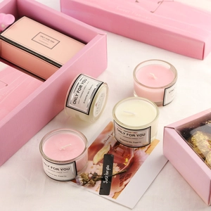 Set regalo con candele profumate rosa e bianche in una scatola elegante