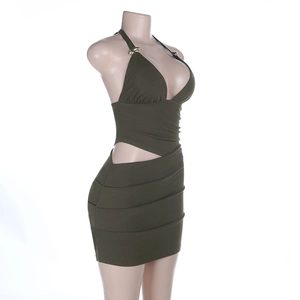 Détail d'une robe moulante vert olive avec découpe à la taille et anneaux dorés